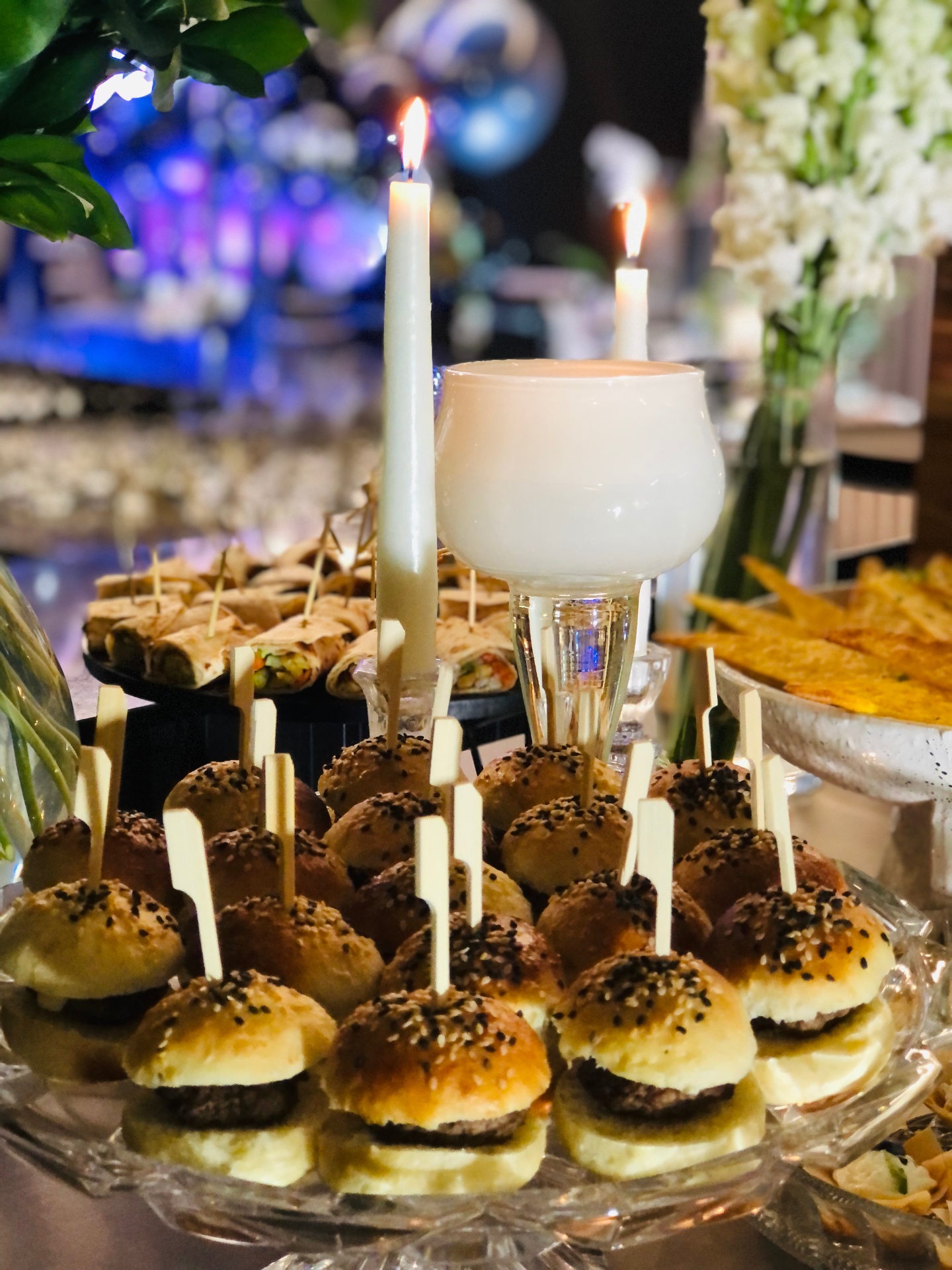 Mesa elegante com finger food e taças